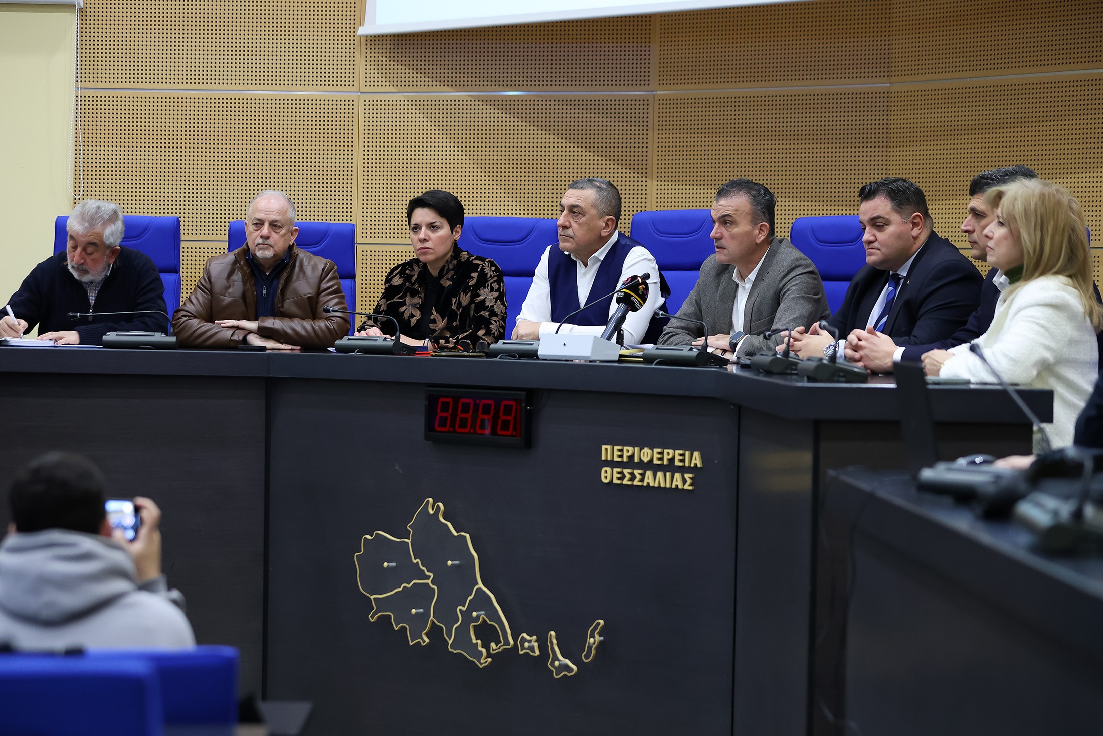 Υπογραφές για το σύγχρονο κτίριο 